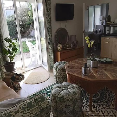 Avec Jardin Et Parking Prives アパート